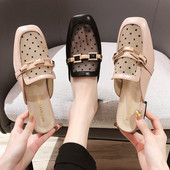 Sieviešu ādas čības ar sietu un metāla elementu