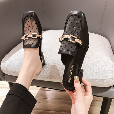 Sieviešu ādas čības ar sietu un metāla elementu