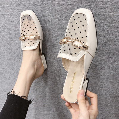 Sieviešu ādas čības ar sietu un metāla elementu