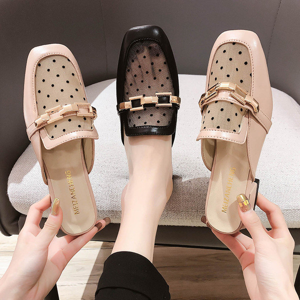 Sieviešu ādas čības ar sietu un metāla elementu