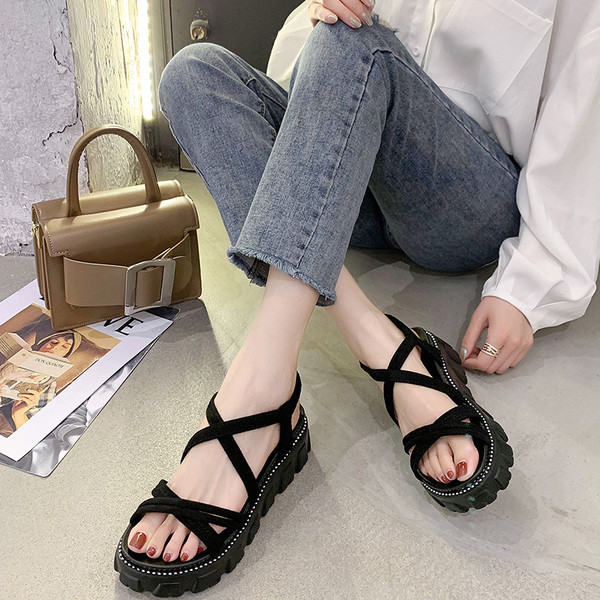 Uus stiilsete kõrge tallaga naiste sandaalide mudel