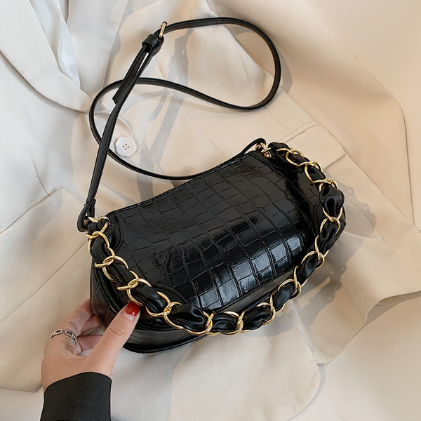 Modern női válltáska eko bőrből, fém elemekkel