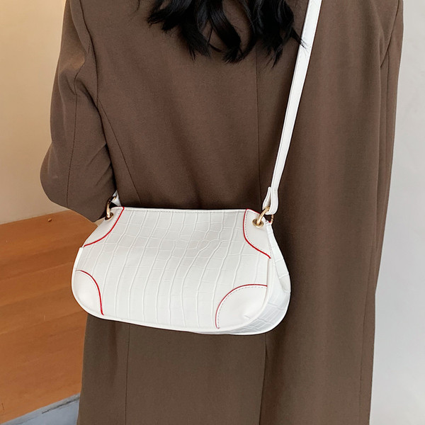 Modern női válltáska eko bőrből, fém elemekkel