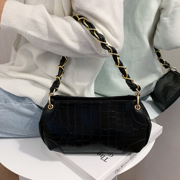 Modern női válltáska eko bőrből, fém elemekkel