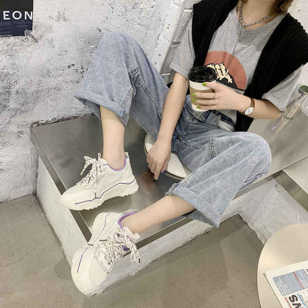 Női tornacipő magas talppal és fűzővel