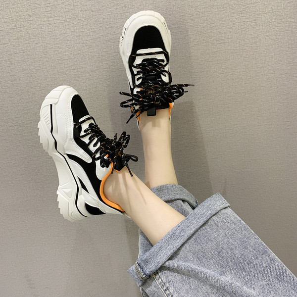 Női tornacipő magas talppal és fűzővel