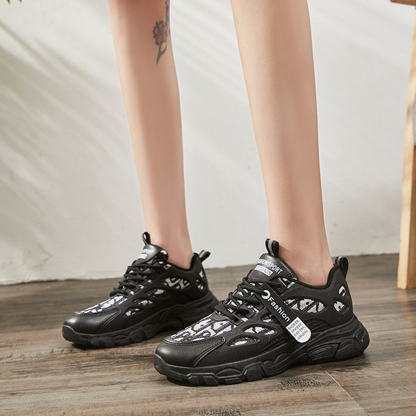 Alkalmi női tornacipő fűzővel