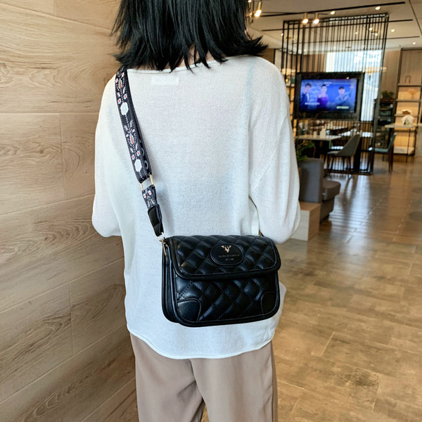 Műbőr női táska színes fogantyúval