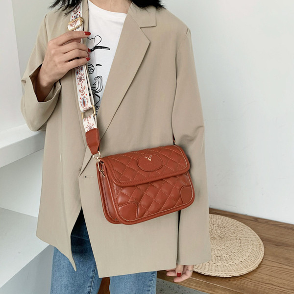 Műbőr női táska színes fogantyúval