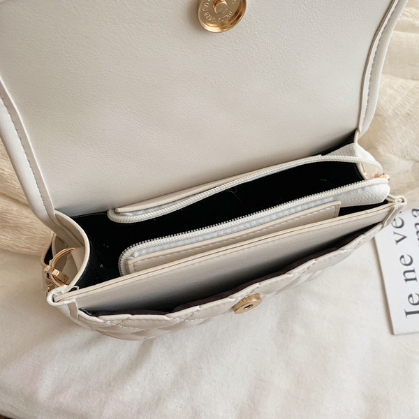 Műbőr női táska színes fogantyúval