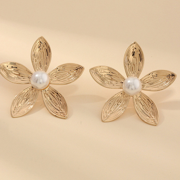 Eleganti sieviešu zelta auskari zieda formā