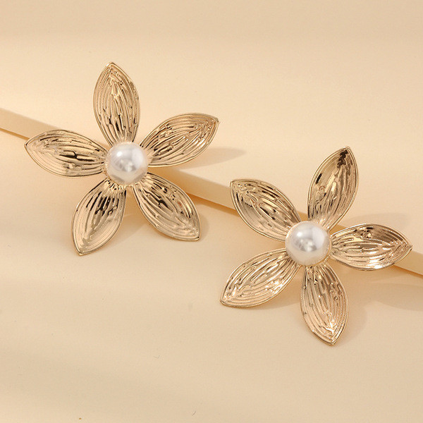 Eleganti sieviešu zelta auskari zieda formā