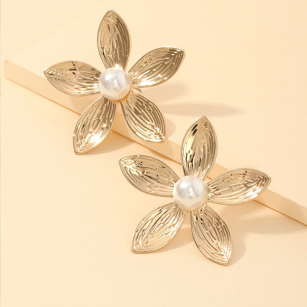 Eleganti sieviešu zelta auskari zieda formā