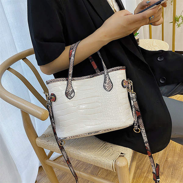 Kaasaegne ökonahast kott lühikeste ja pikkade sangadega