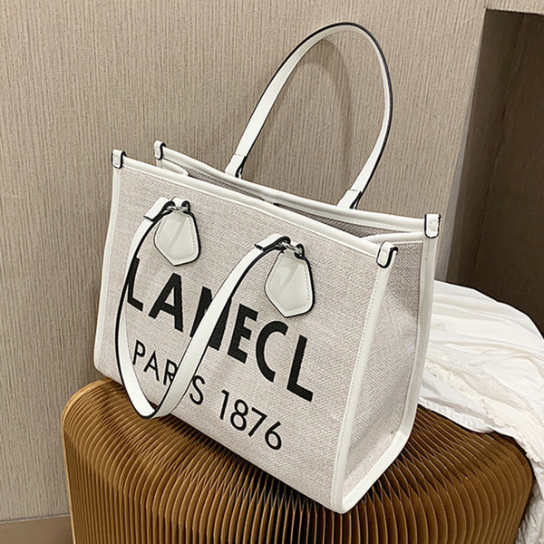 Napi női táska bőr füllel és felirattal