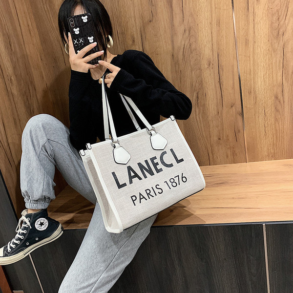 Napi női táska bőr füllel és felirattal