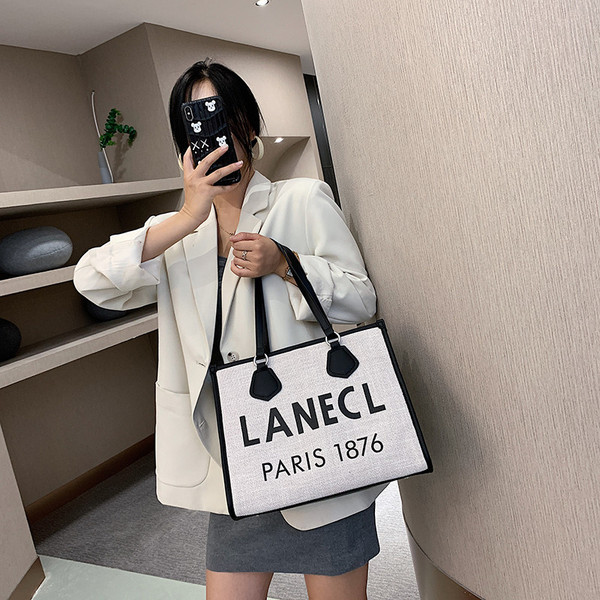 Napi női táska bőr füllel és felirattal