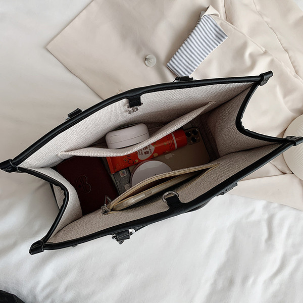 Napi női táska bőr füllel és felirattal