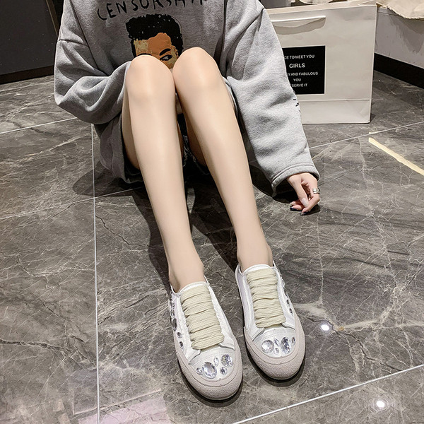 Modernas sieviešu kedas ar akmeņiem un saitēm