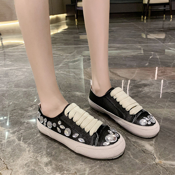 Modernas sieviešu kedas ar akmeņiem un saitēm