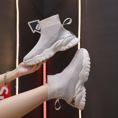 Légáteresztő női tornacipő durva talppal