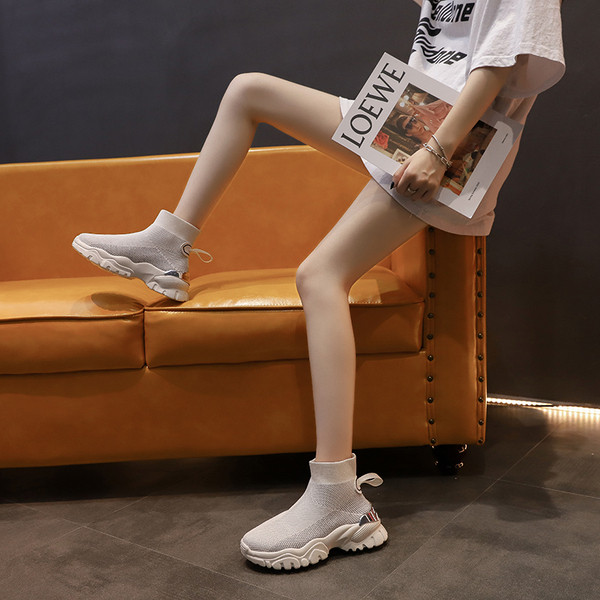 Légáteresztő női tornacipő durva talppal