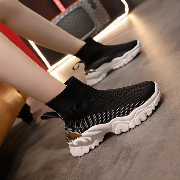 Légáteresztő női tornacipő durva talppal