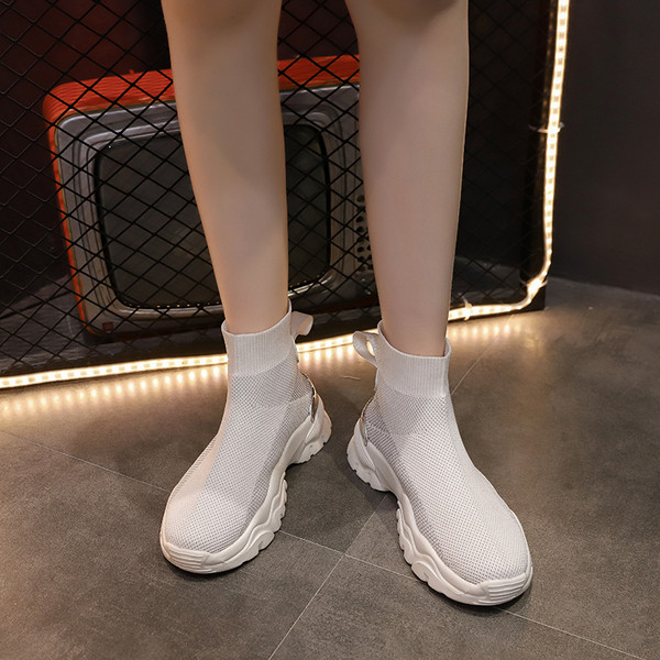 Légáteresztő női tornacipő durva talppal