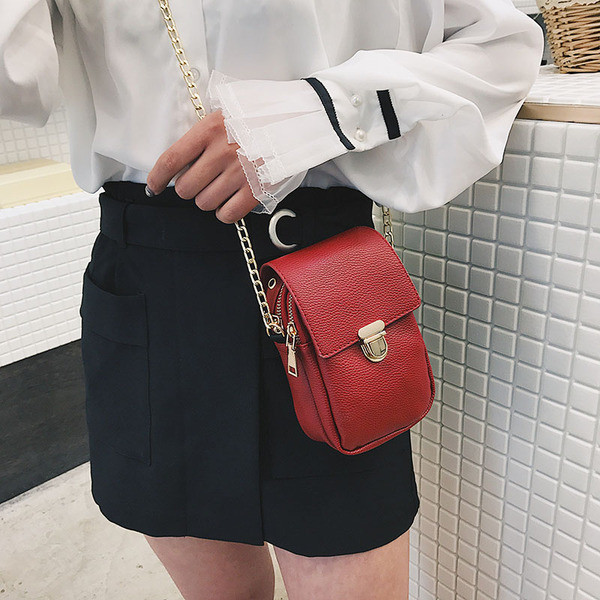 Kárpitozott korszerű ökobőr táska csatos sima modellel