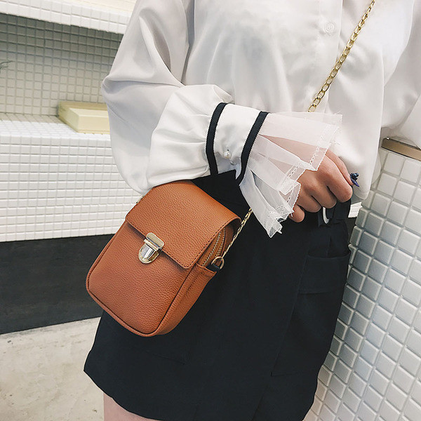 Kárpitozott korszerű ökobőr táska csatos sima modellel