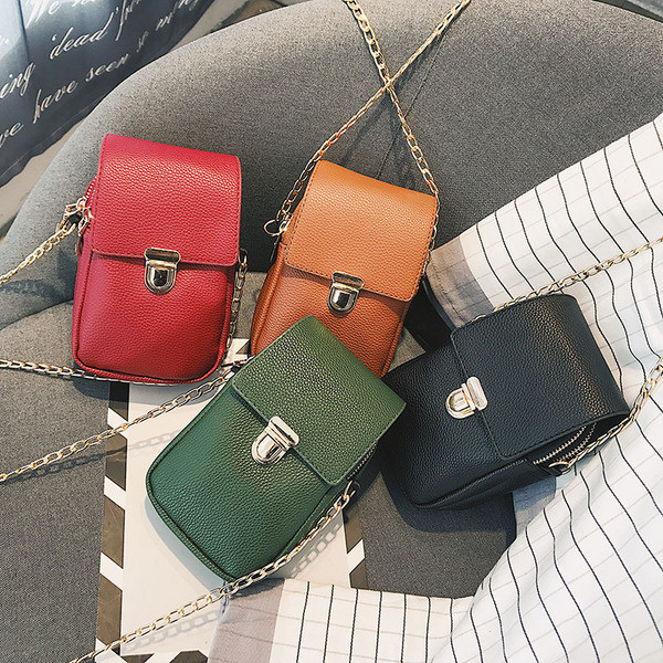 Kárpitozott korszerű ökobőr táska csatos sima modellel