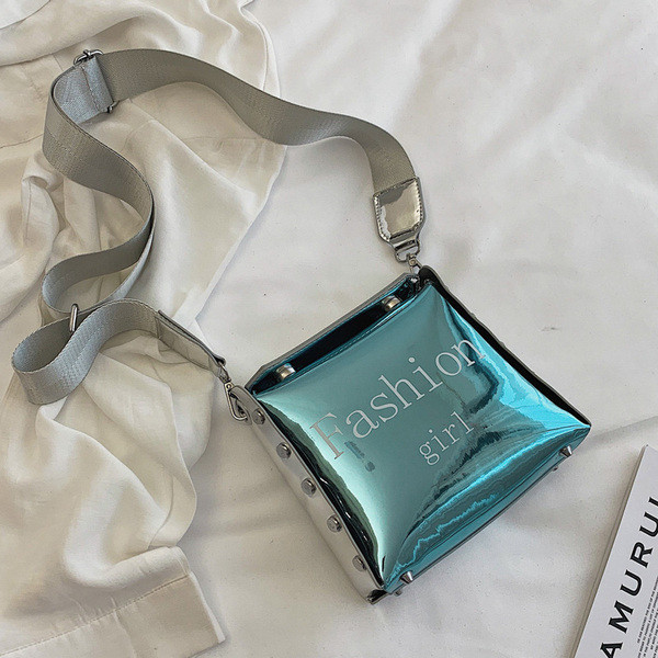 Jauna modeļa sieviešu soma ar spīdīgu efektu un uzrakstu