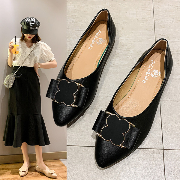 Sieviešu apavi no eko ādas ar plakanu zoli smailu modeli