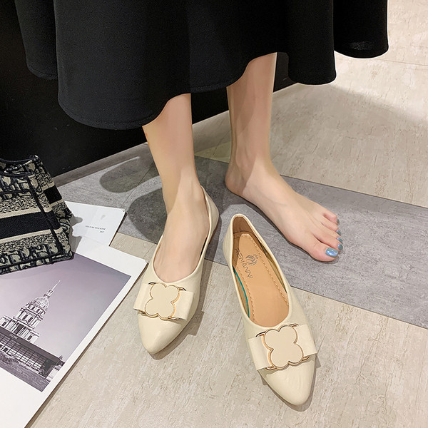 Sieviešu apavi no eko ādas ar plakanu zoli smailu modeli