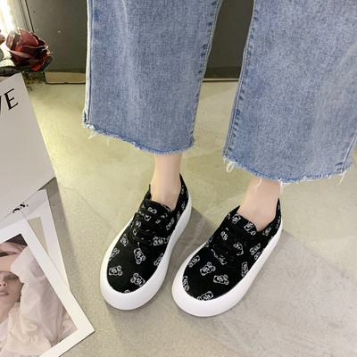 Σύγχρονα γυναικεία αθλητικά παπούτσια με απλικέ και κορδόνια