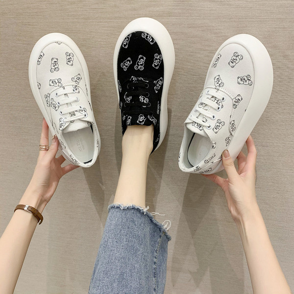 Σύγχρονα γυναικεία αθλητικά παπούτσια με απλικέ και κορδόνια