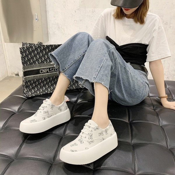 Σύγχρονα γυναικεία αθλητικά παπούτσια με απλικέ και κορδόνια