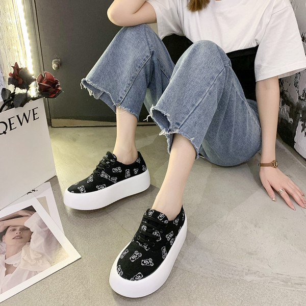 Σύγχρονα γυναικεία αθλητικά παπούτσια με απλικέ και κορδόνια