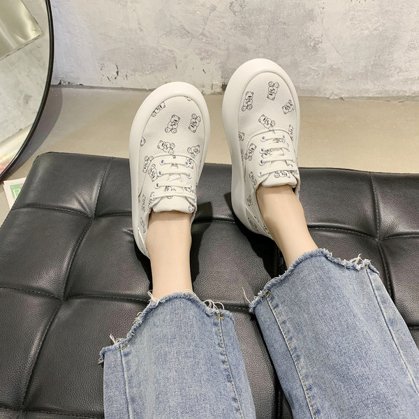 Σύγχρονα γυναικεία αθλητικά παπούτσια με απλικέ και κορδόνια