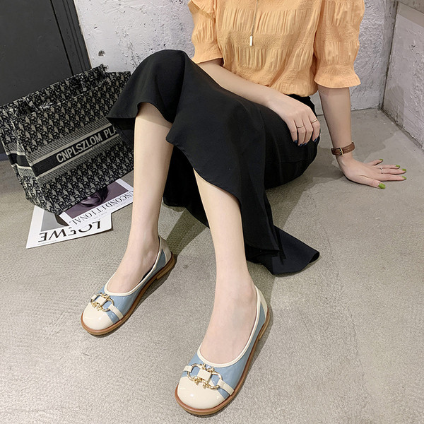 Modernas sieviešu kurpes ar sprādzi