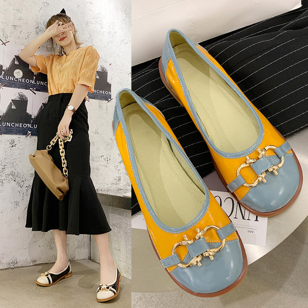 Modernas sieviešu kurpes ar sprādzi