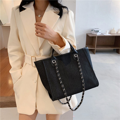 Alkalmi női farmertáska fémlánccal