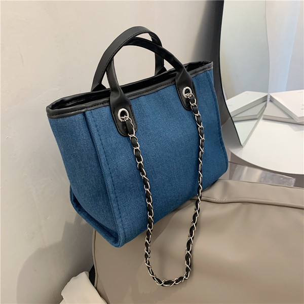 Alkalmi női farmertáska fémlánccal