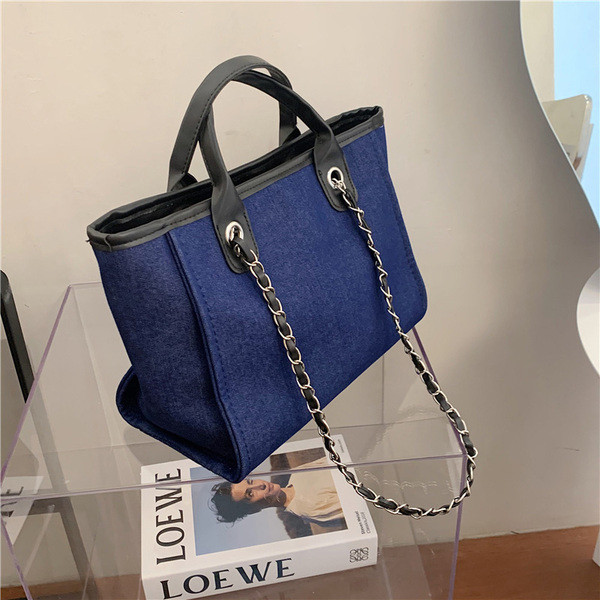 Alkalmi női farmertáska fémlánccal