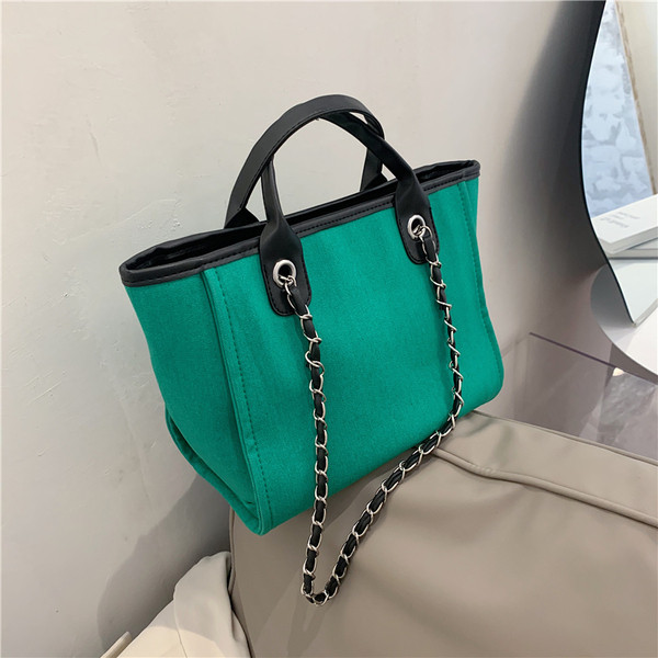 Alkalmi női farmertáska fémlánccal