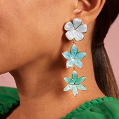 Lógó női fülbevaló virággal