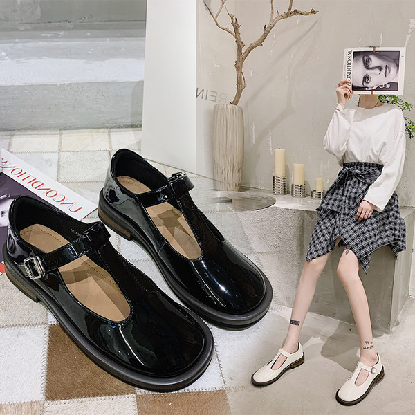 Γυναικεία παπούτσια με αγκράφα