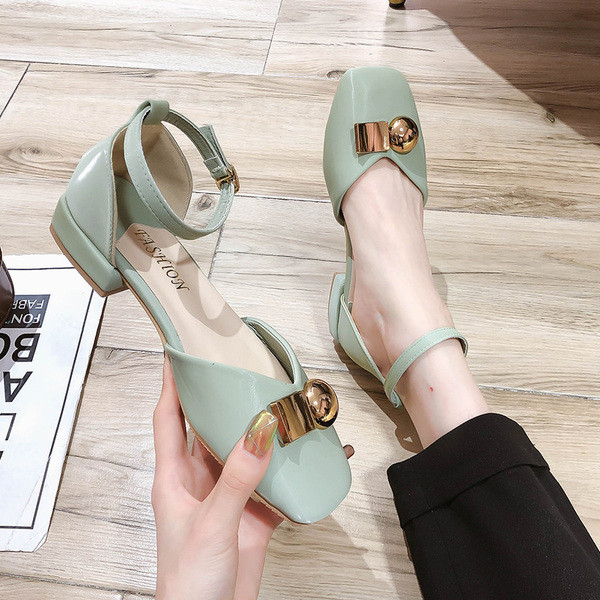 Női bőr cipő fém elemmel