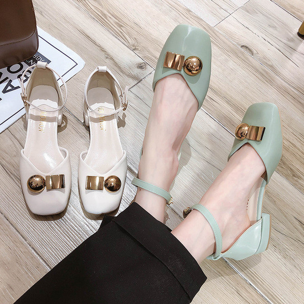 Női bőr cipő fém elemmel