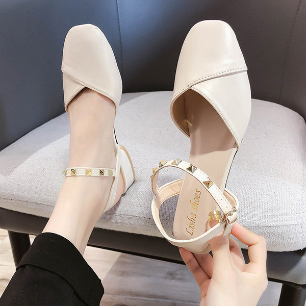 Кожени дамски сандали с метални нитове 